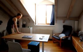 Photographie tirée d'un de mes courts métrages autour du minimalisme et du désencombrement de mon appartement, véritable processus créatif apaisant