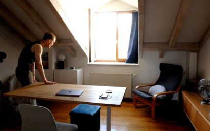 Photographie tirée d'un de mes courts métrages autour du minimalisme et du désencombrement de mon appartement, véritable processus créatif apaisant
