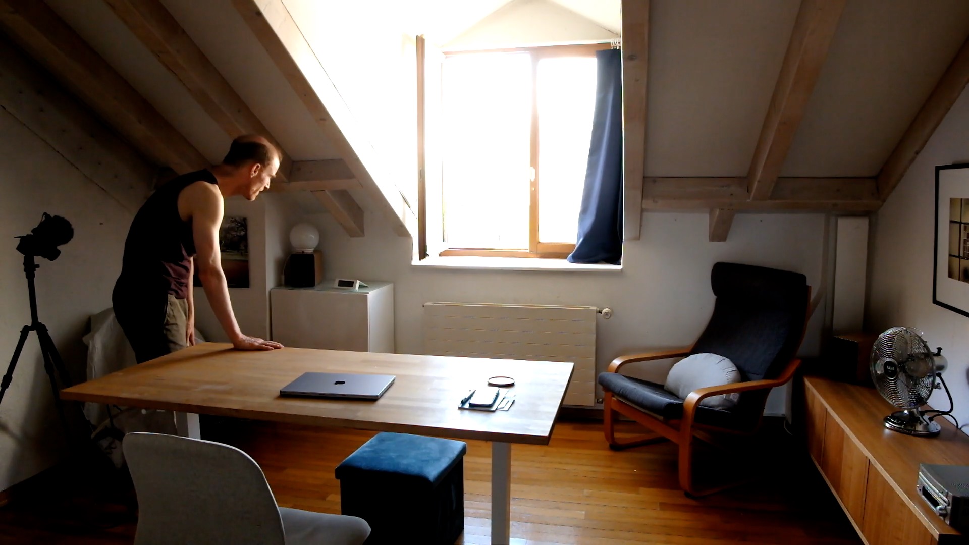 Photographie tirée d'un de mes courts métrages autour du minimalisme et du désencombrement de mon appartement, véritable processus créatif apaisant